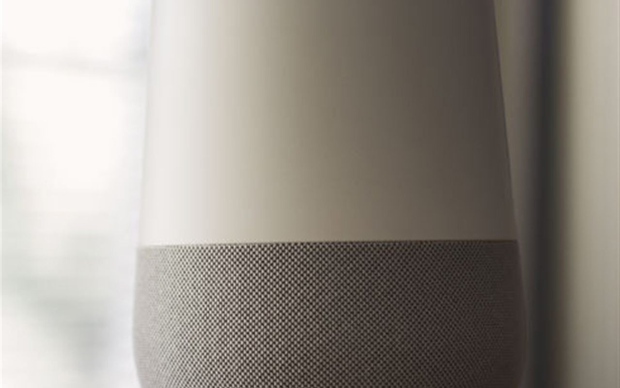 Smart-Speaker auf einem Tisch als Symbol für Smart-Home-Produkte