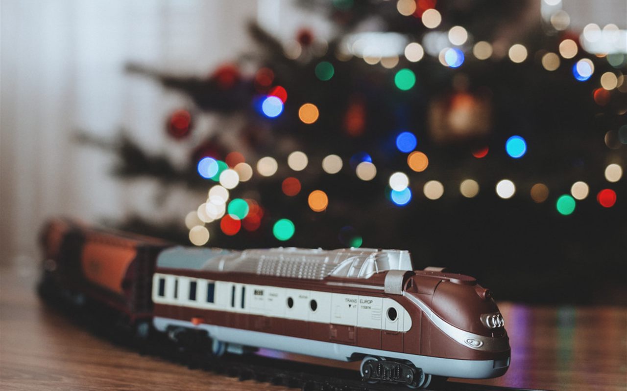 Spielzeugeisenbahn am Weihnachtsbaum als Symbol für Spielzeug-Deals
